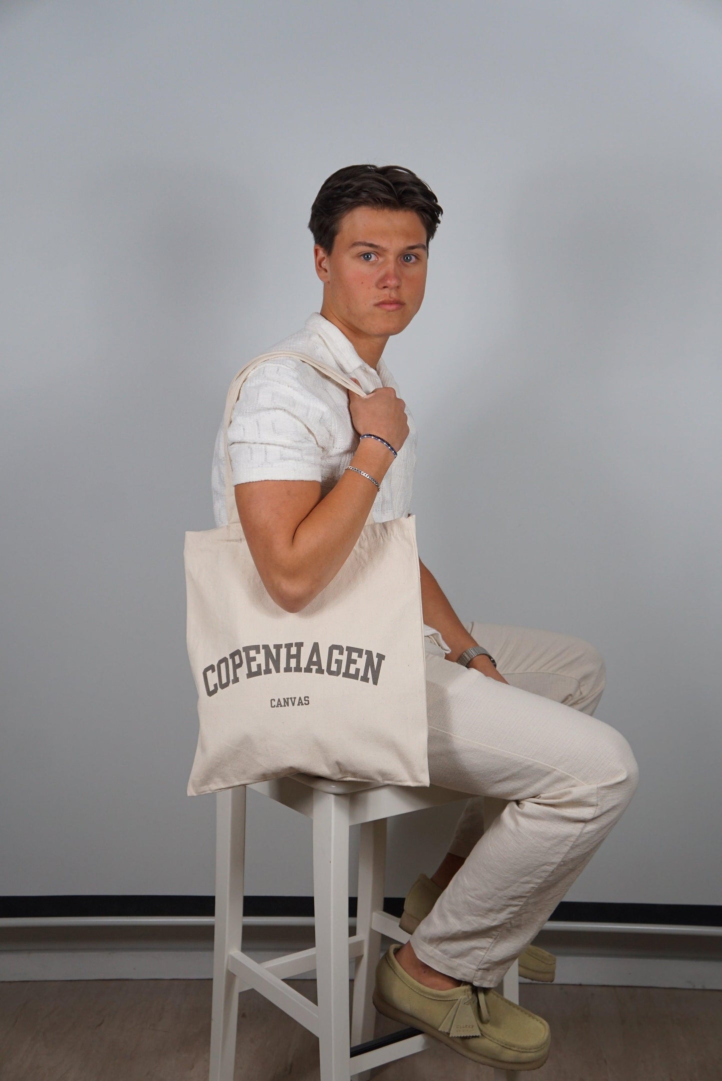 Inspiration til et sommeroutfit. Beige Copenhagen Canvas totebag.
